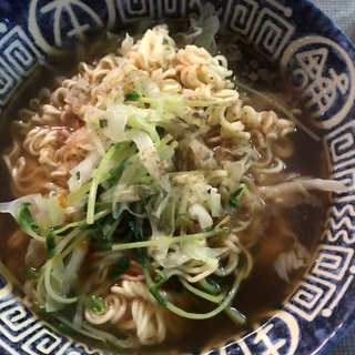 野菜たっぷり！キャベツと豆苗の醤油ラーメン